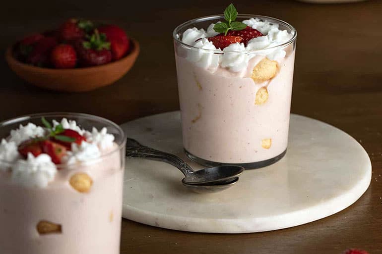 Kedidili Bisküvili Çilekli Puding Tarifi