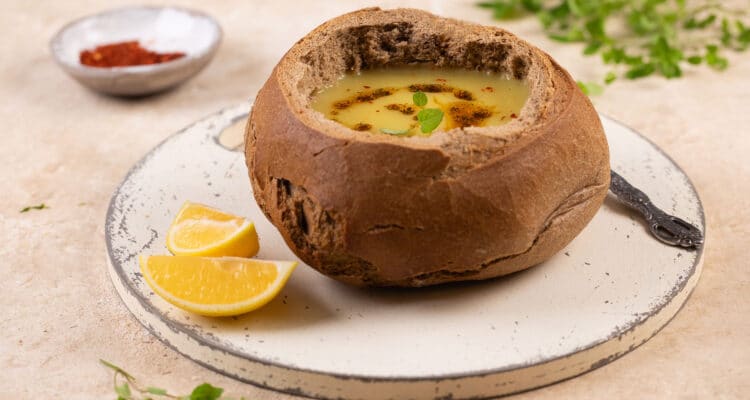 Ekmek Kasesinde Mercimek Çorbası Tarifi