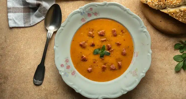 Sucuklu Tarhana Çorbası Tarifi