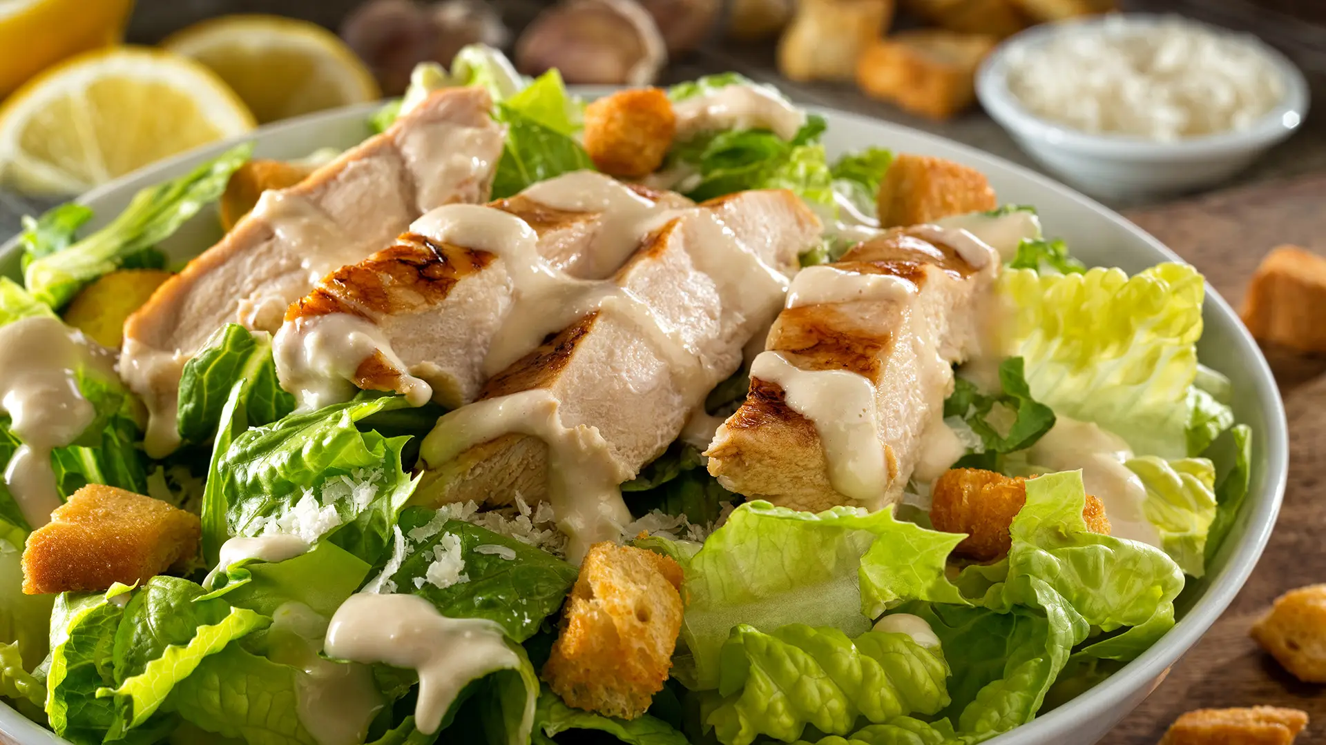 Tavuklu sezar salata