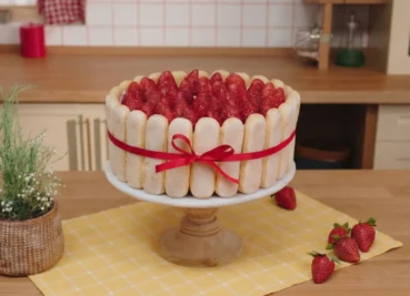 Çilekli Kedidili Pasta Tarifi